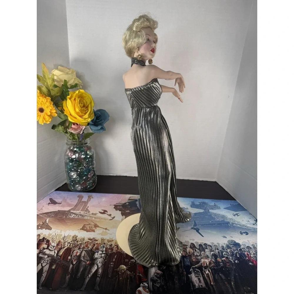 Franklin Mint "Marilyn Monroe" Porcelain Doll 19" Gentlemen Prefer Blondes" 1994 - Picture 11 of 17